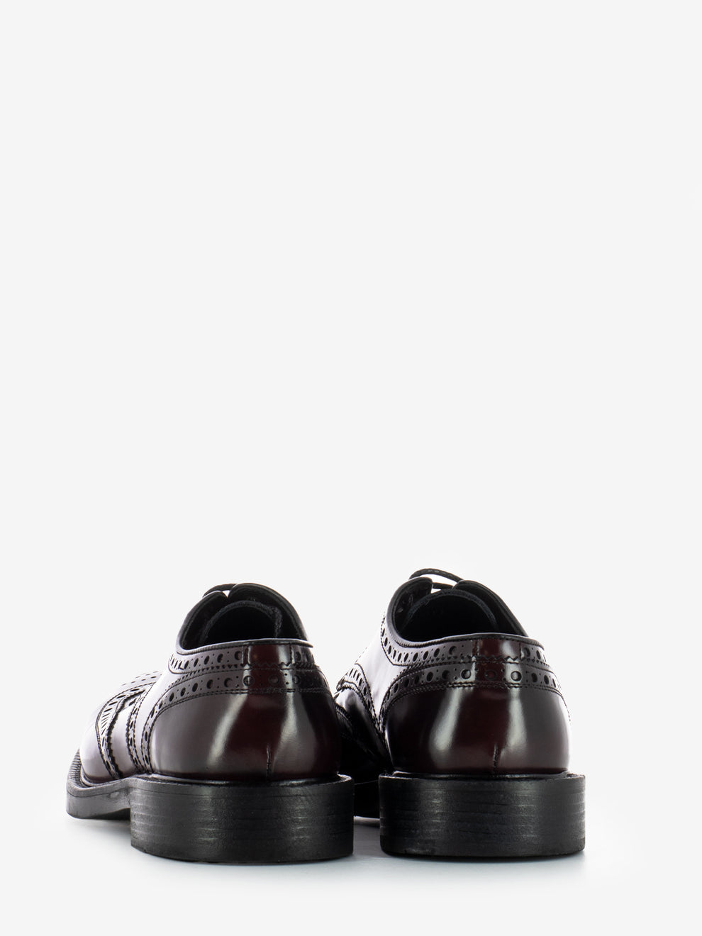 Derby shoe with amaranth brogues