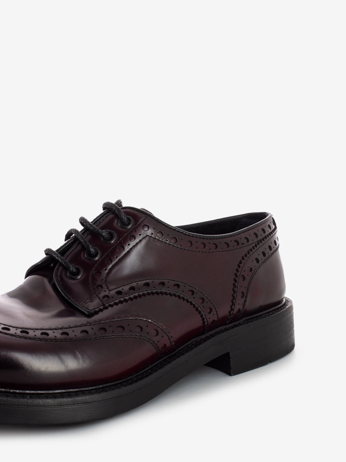 Derby shoe with amaranth brogues