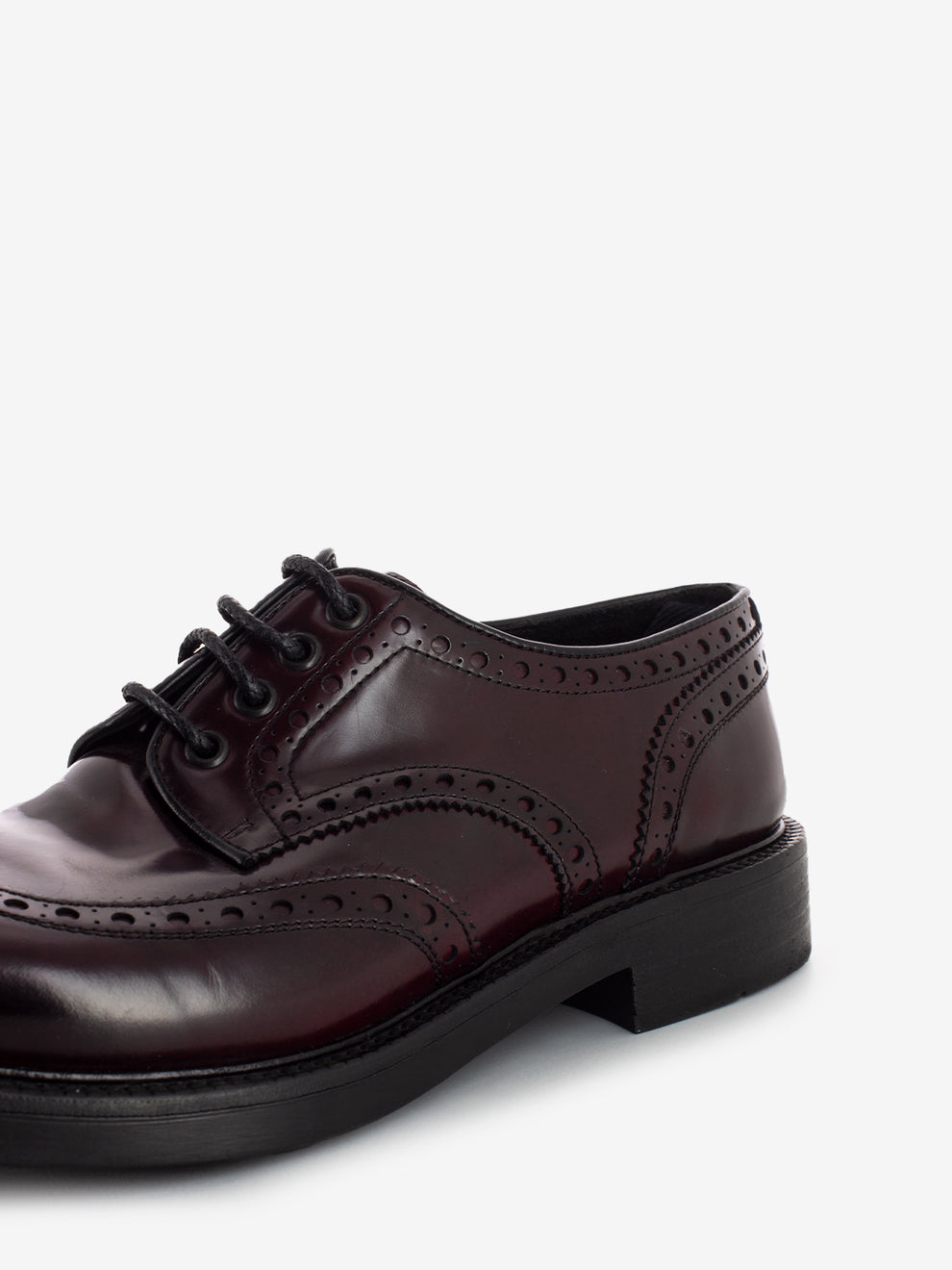 Derby shoe with amaranth brogues