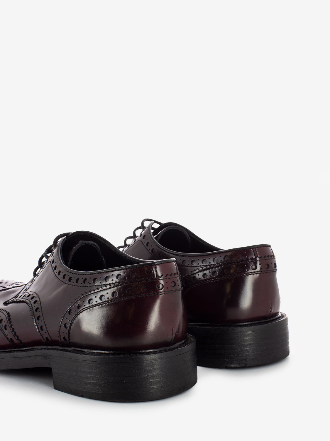 Derby shoe with amaranth brogues