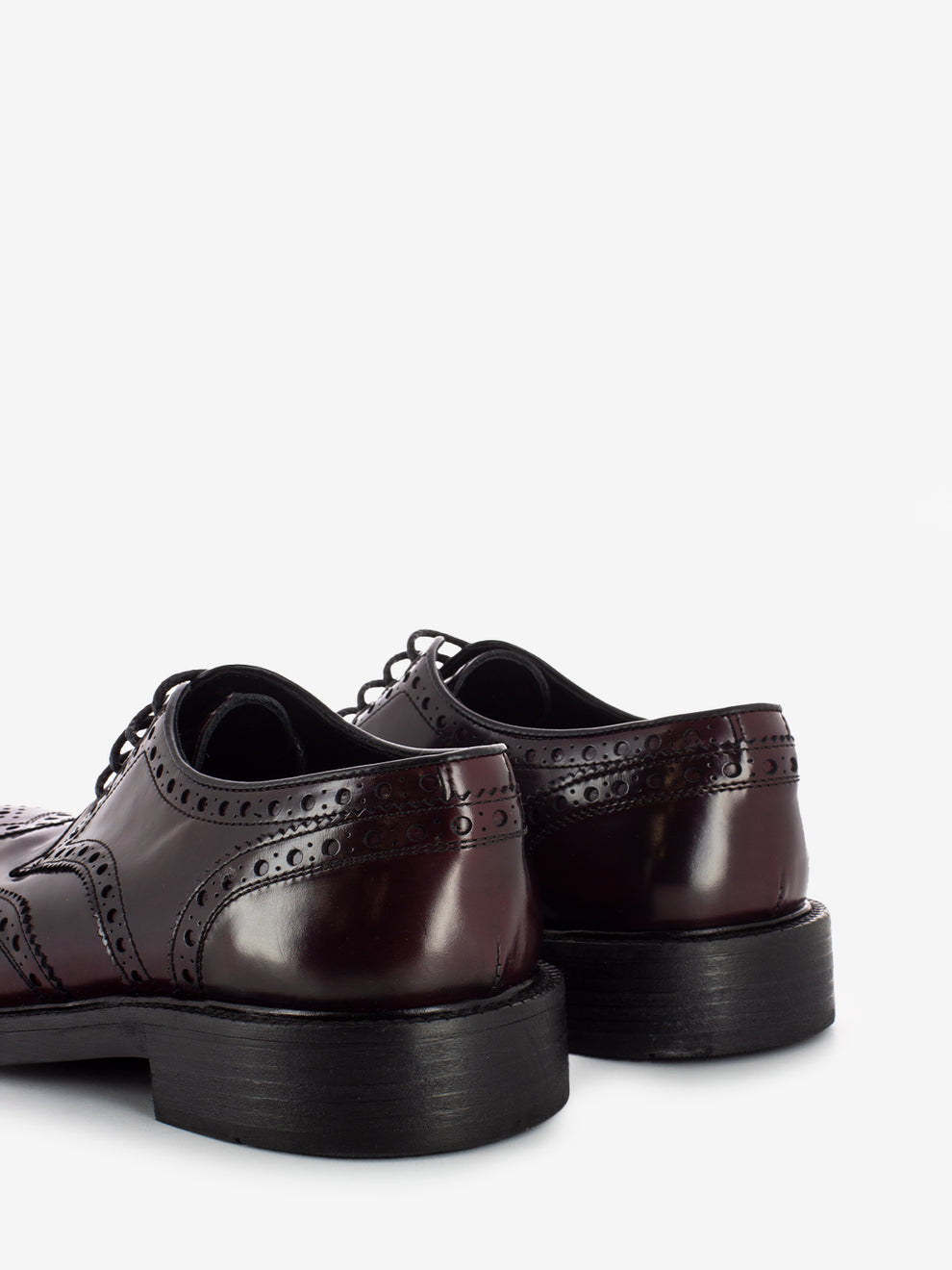 Derby shoe with amaranth brogues
