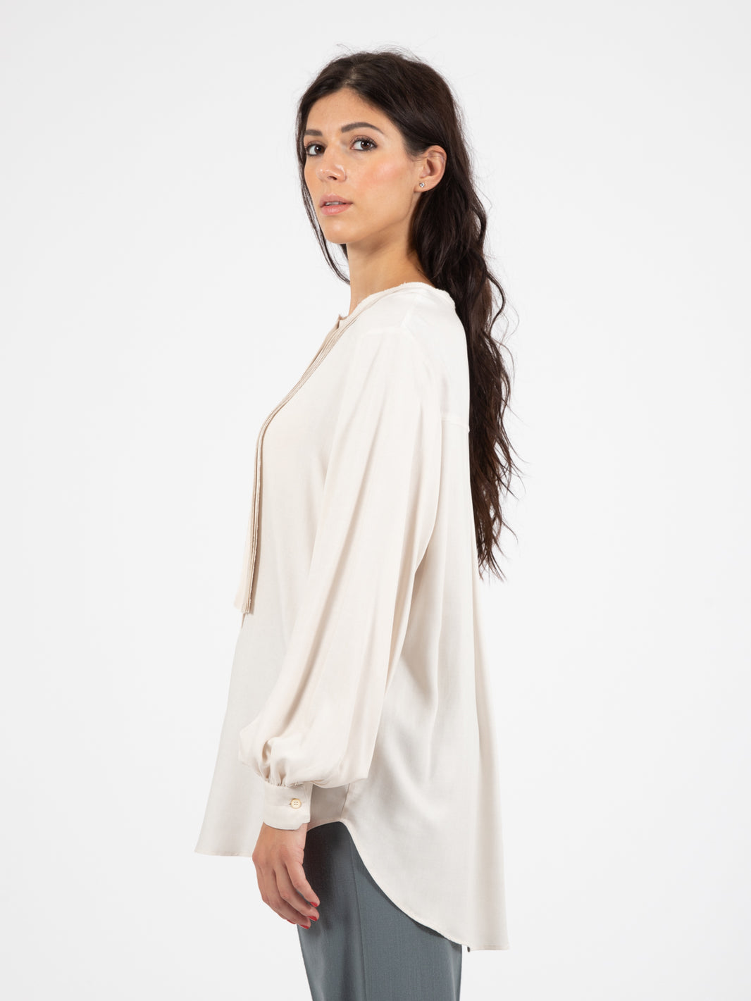 Blusa in viscosa plastron gesso