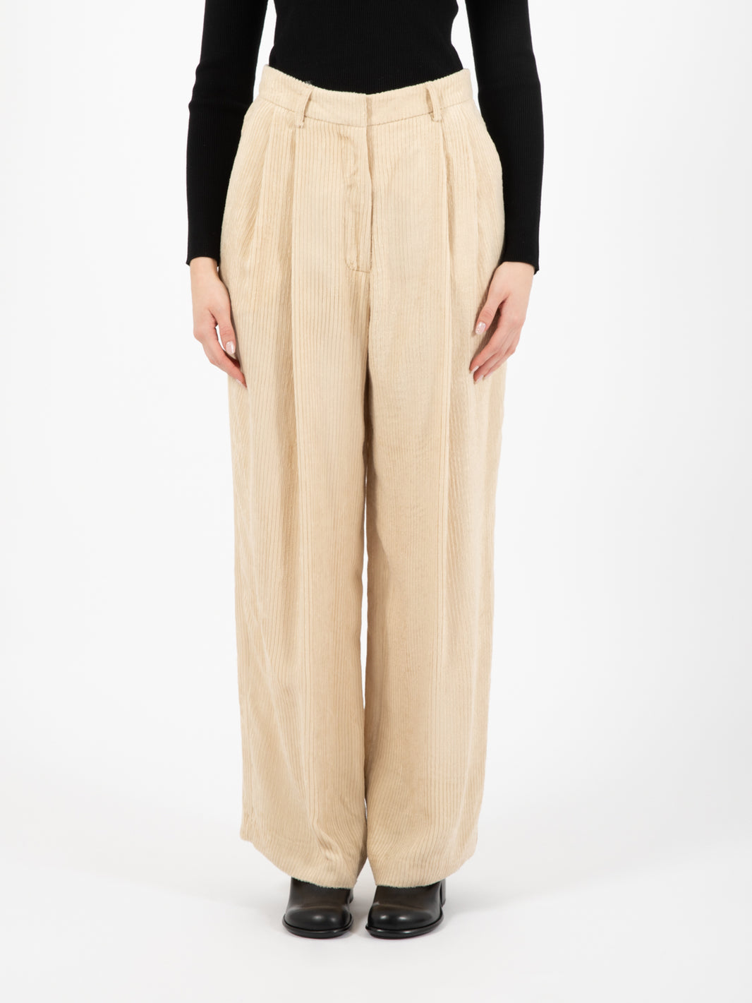 Pantalone velvet con pinces crema