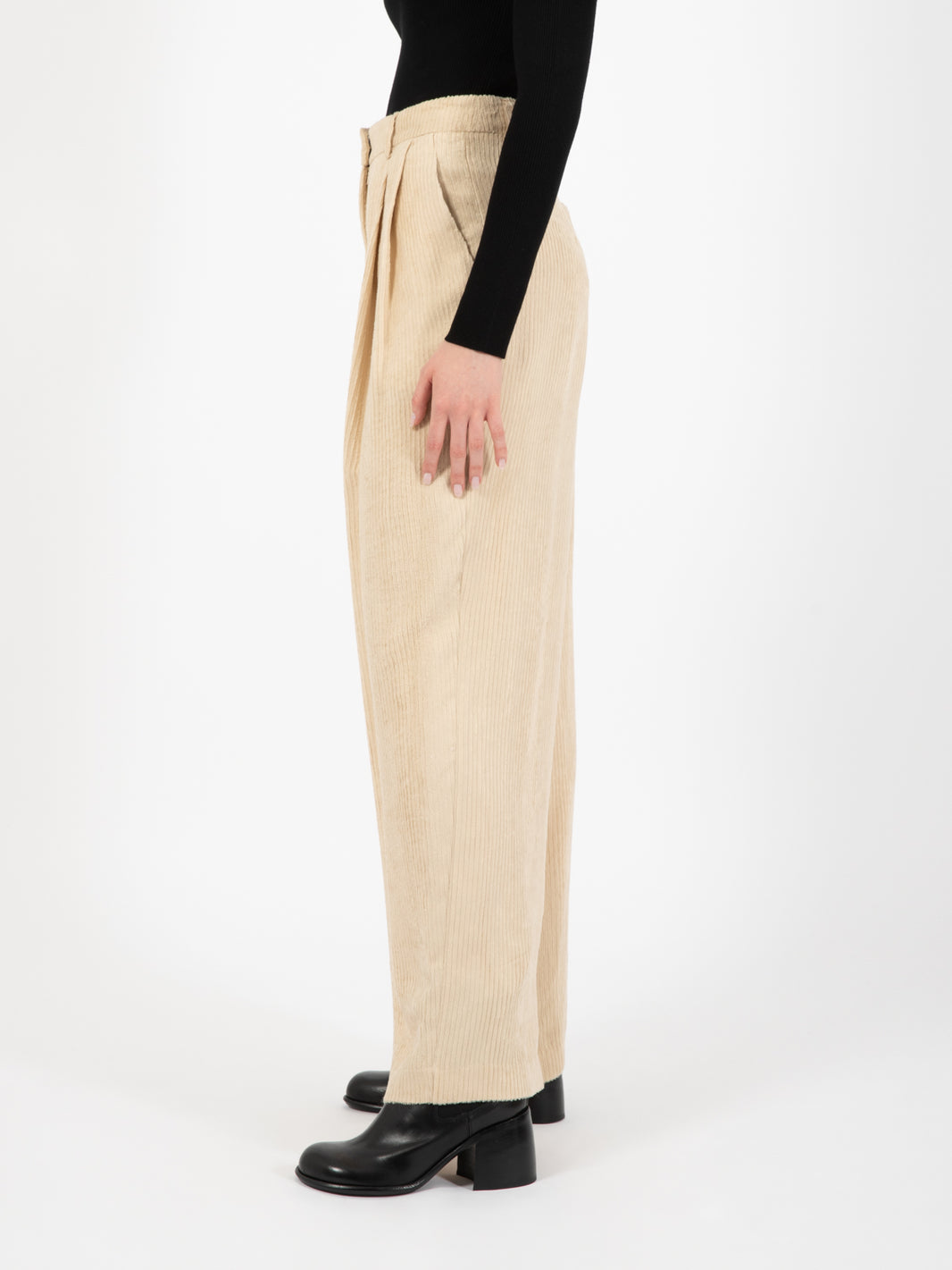 Pantalone velvet con pinces crema