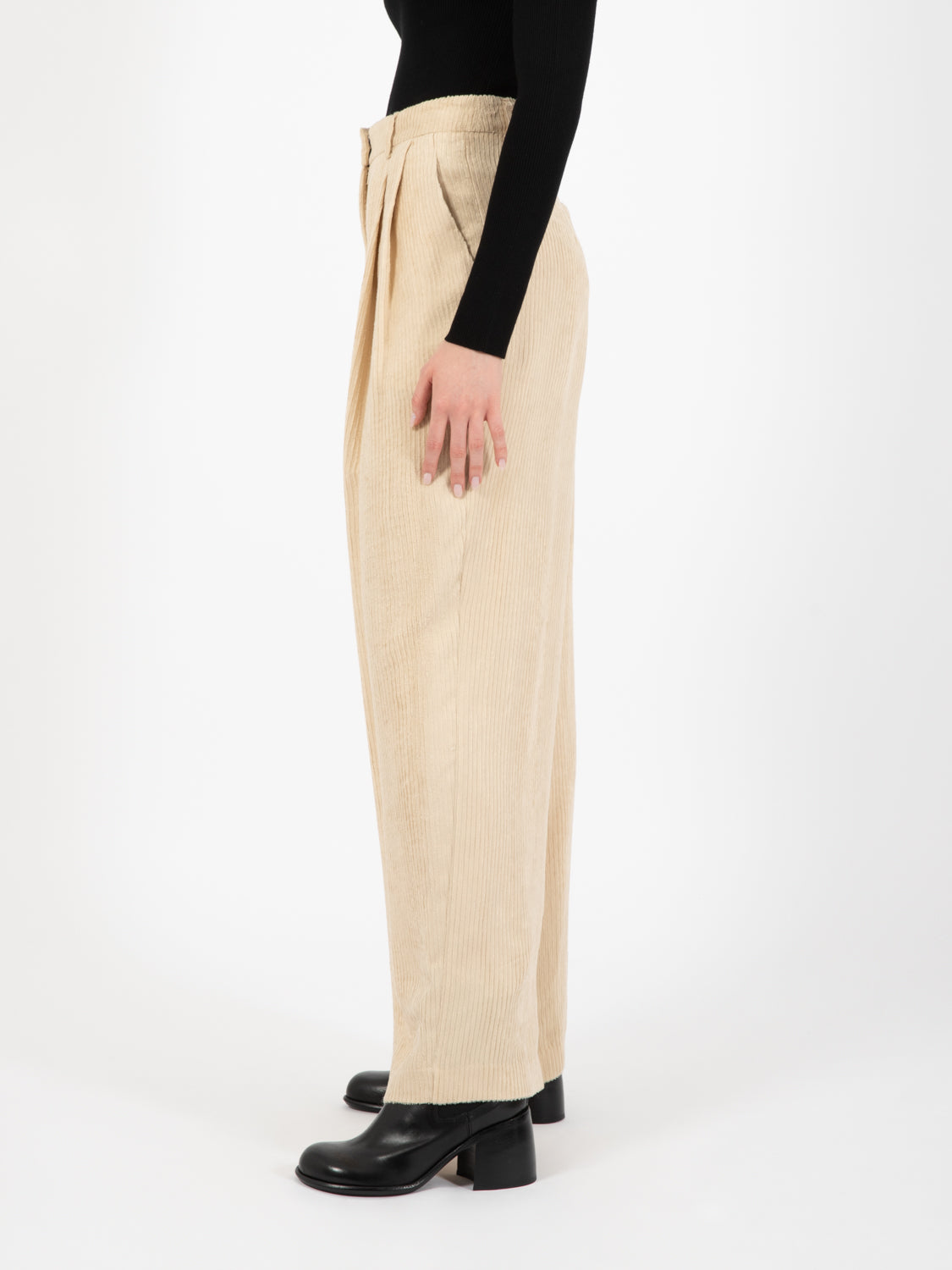 Pantalone velvet con pinces crema