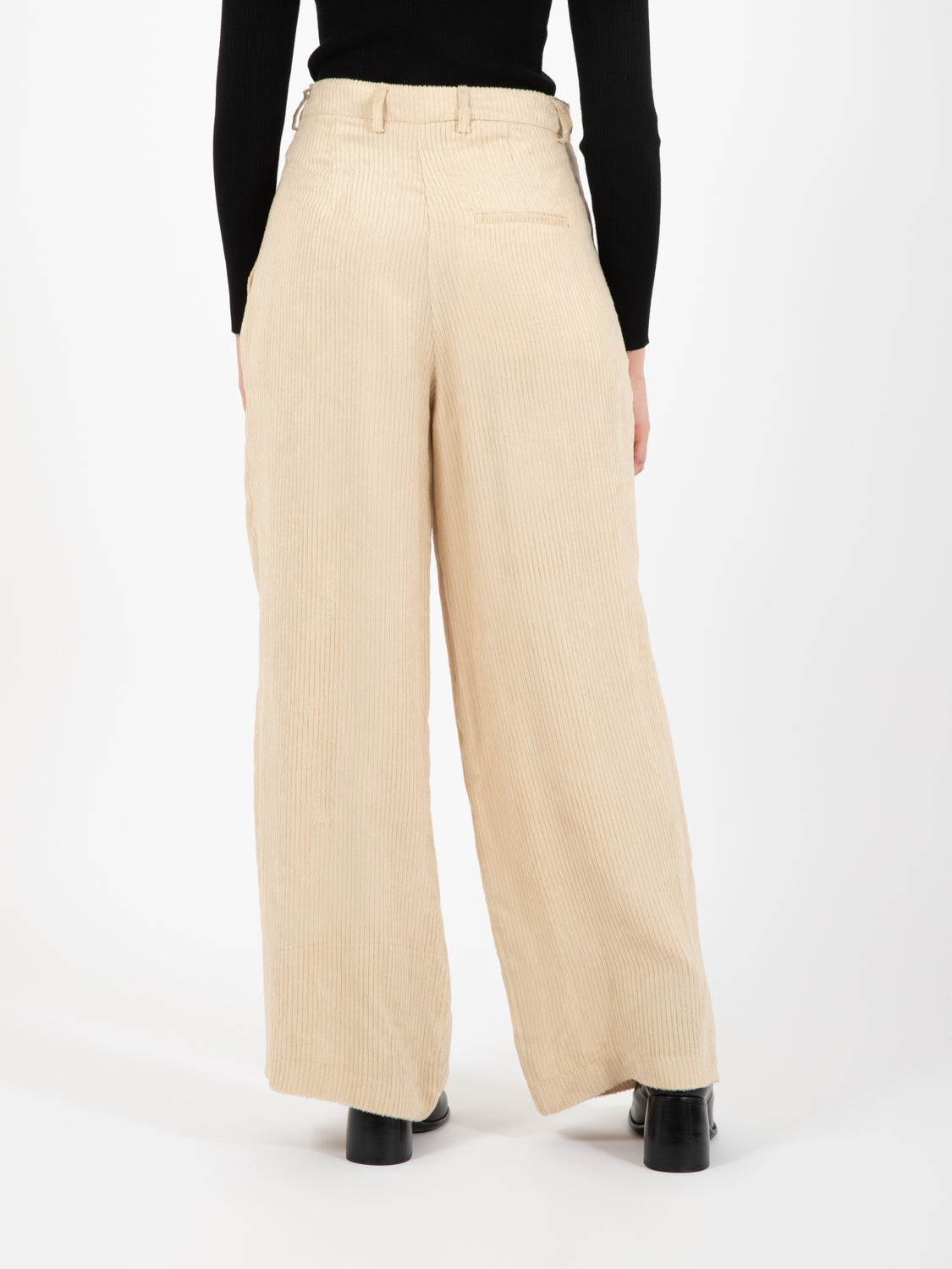 Pantalone velvet con pinces crema