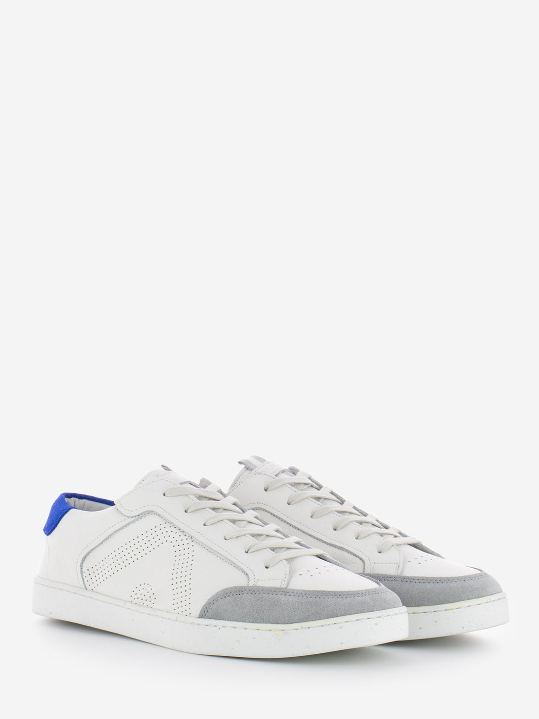 And off white sneakers / jeans