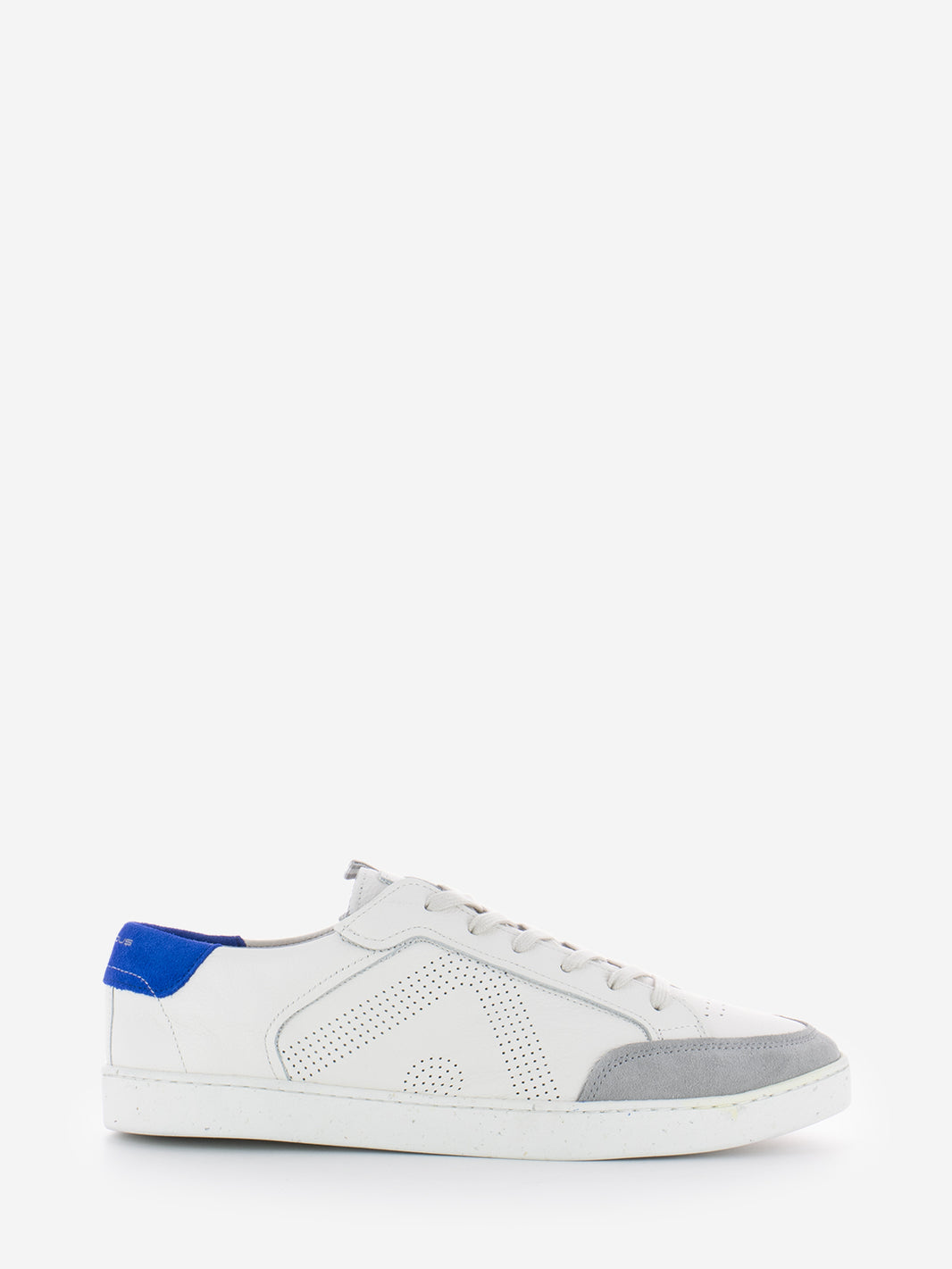 And off white sneakers / jeans