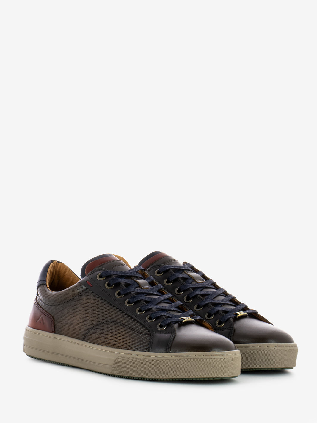 Casual cognac sneakers