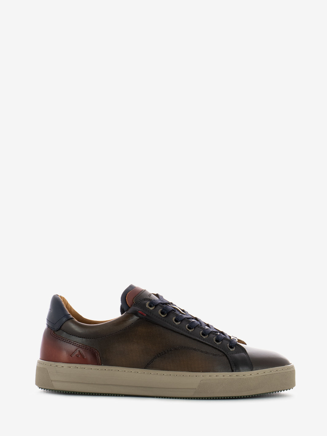Casual cognac sneakers