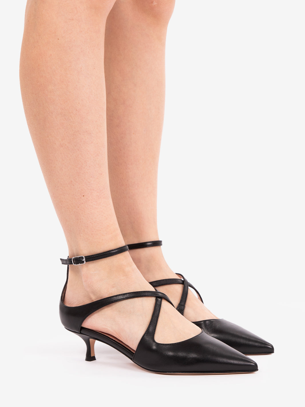 Chanel in pelle con incrocio nero