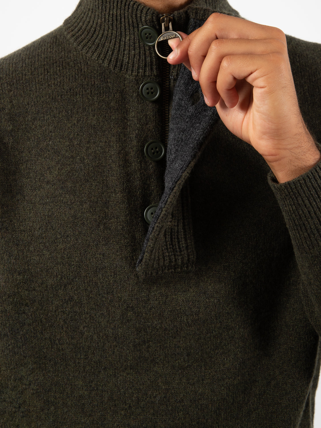 Maglione con bottoni e toppe verde