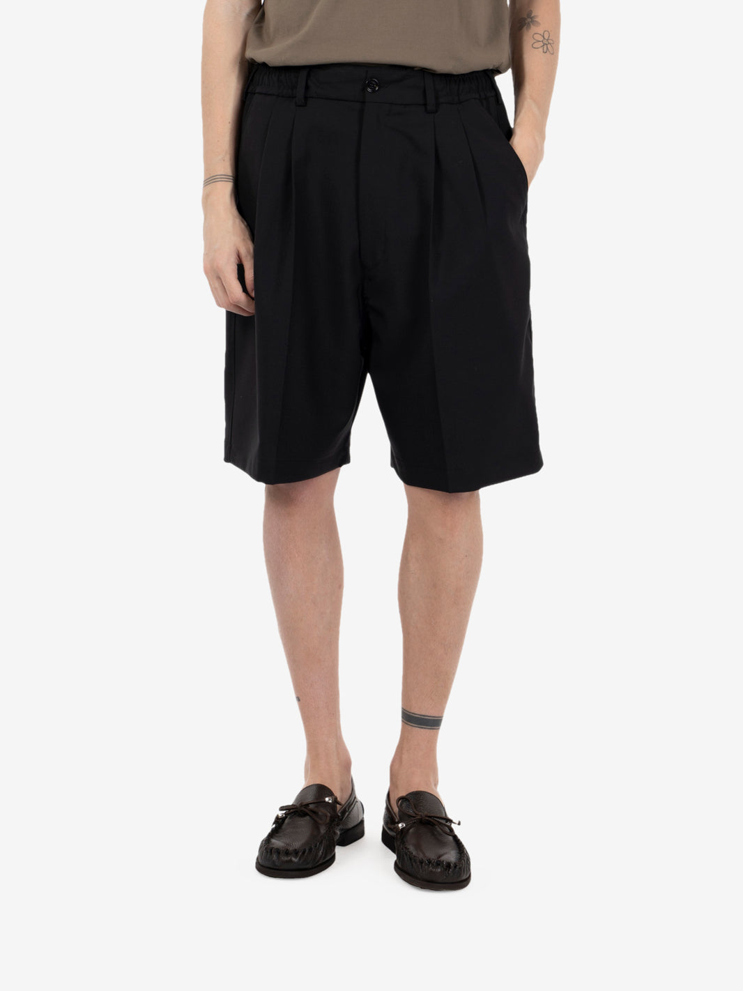 Black Bermuda shorts with pleats and drawstring