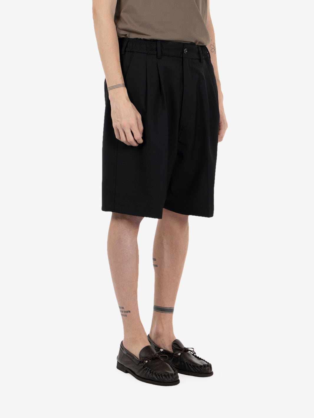 Black Bermuda shorts with pleats and drawstring