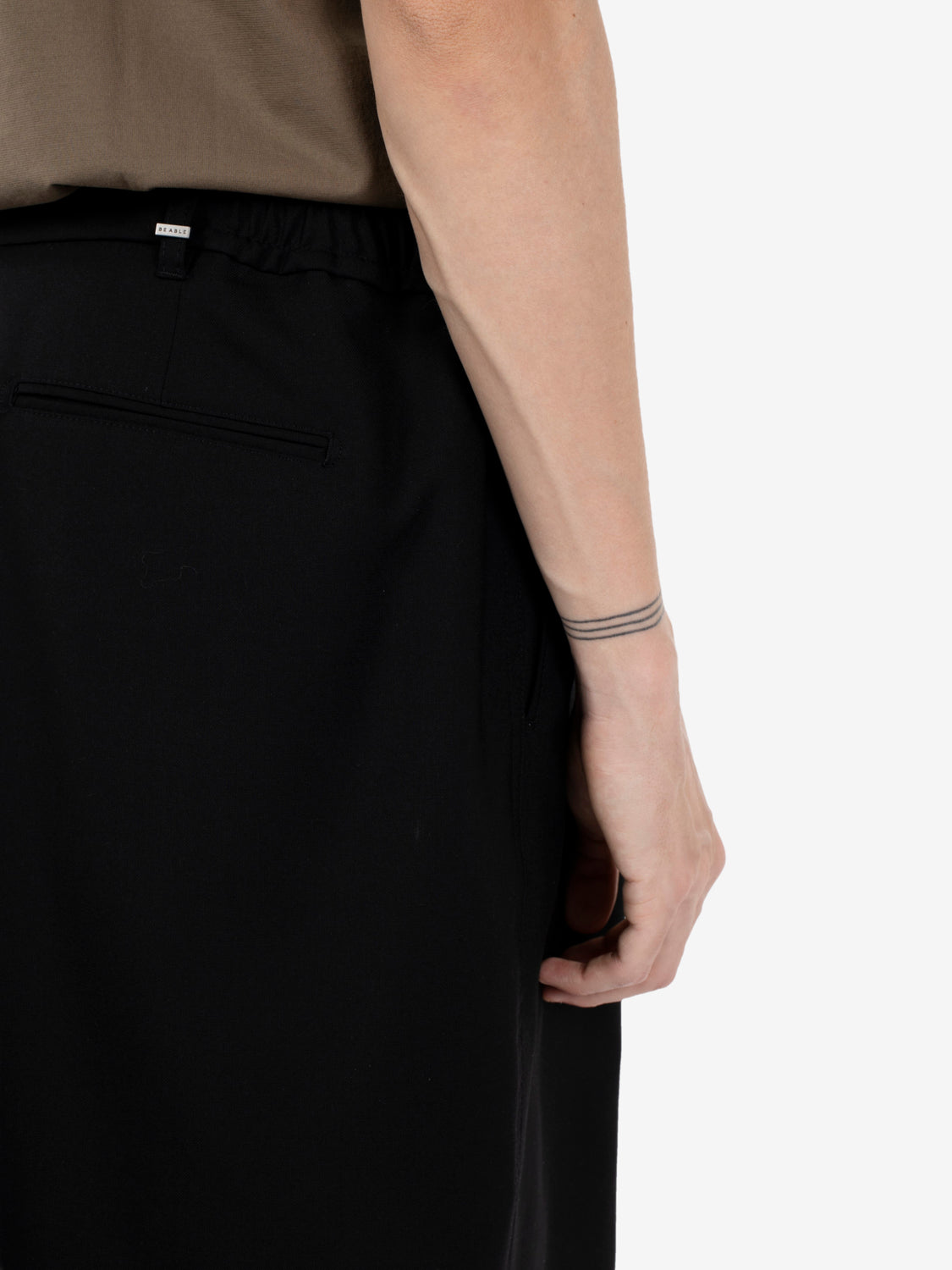 Bermuda con pinces e coulisse nero
