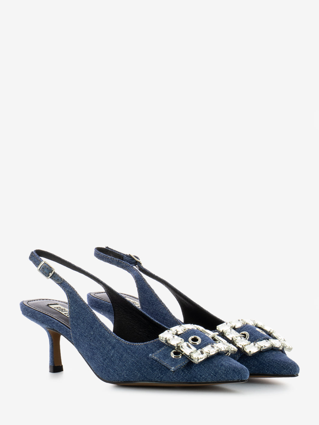Chanel in jeans con accessorio