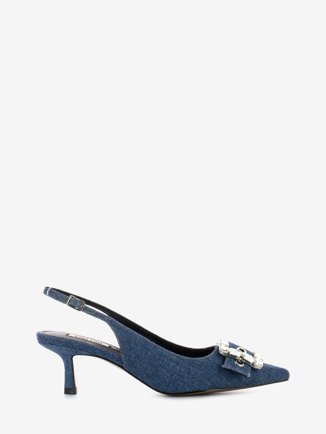 Chanel in jeans con accessorio
