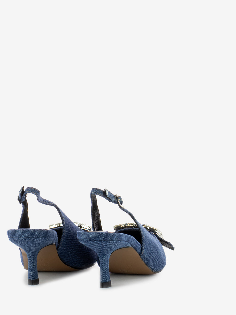 Chanel in jeans with accessory
