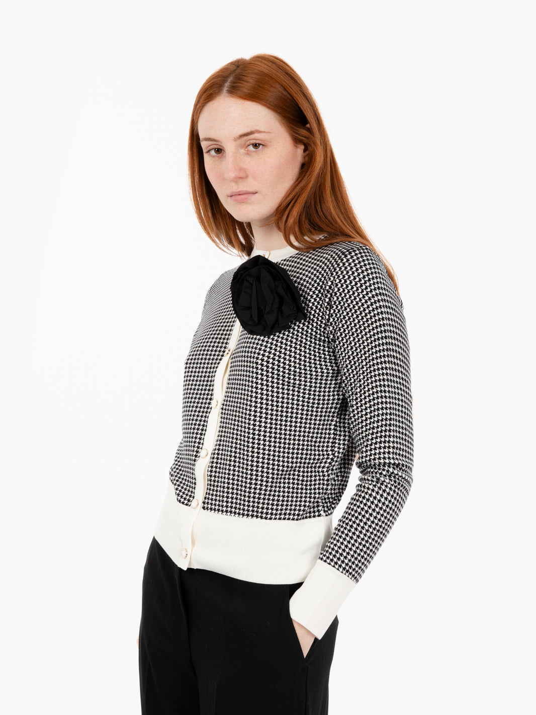Double-sided flower brooch sweater in white/black