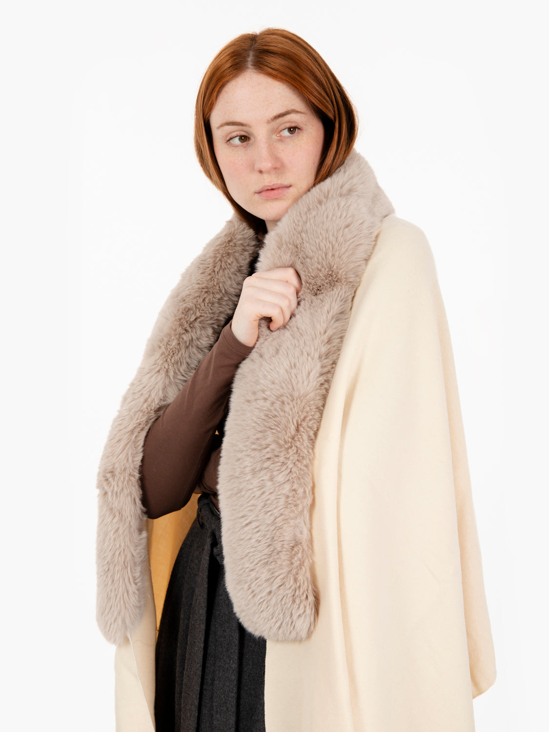 Stole in fabric and faux fur buttercream