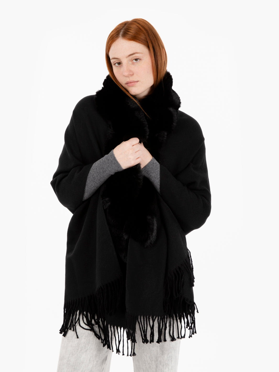 Stole in black fabric and faux fur