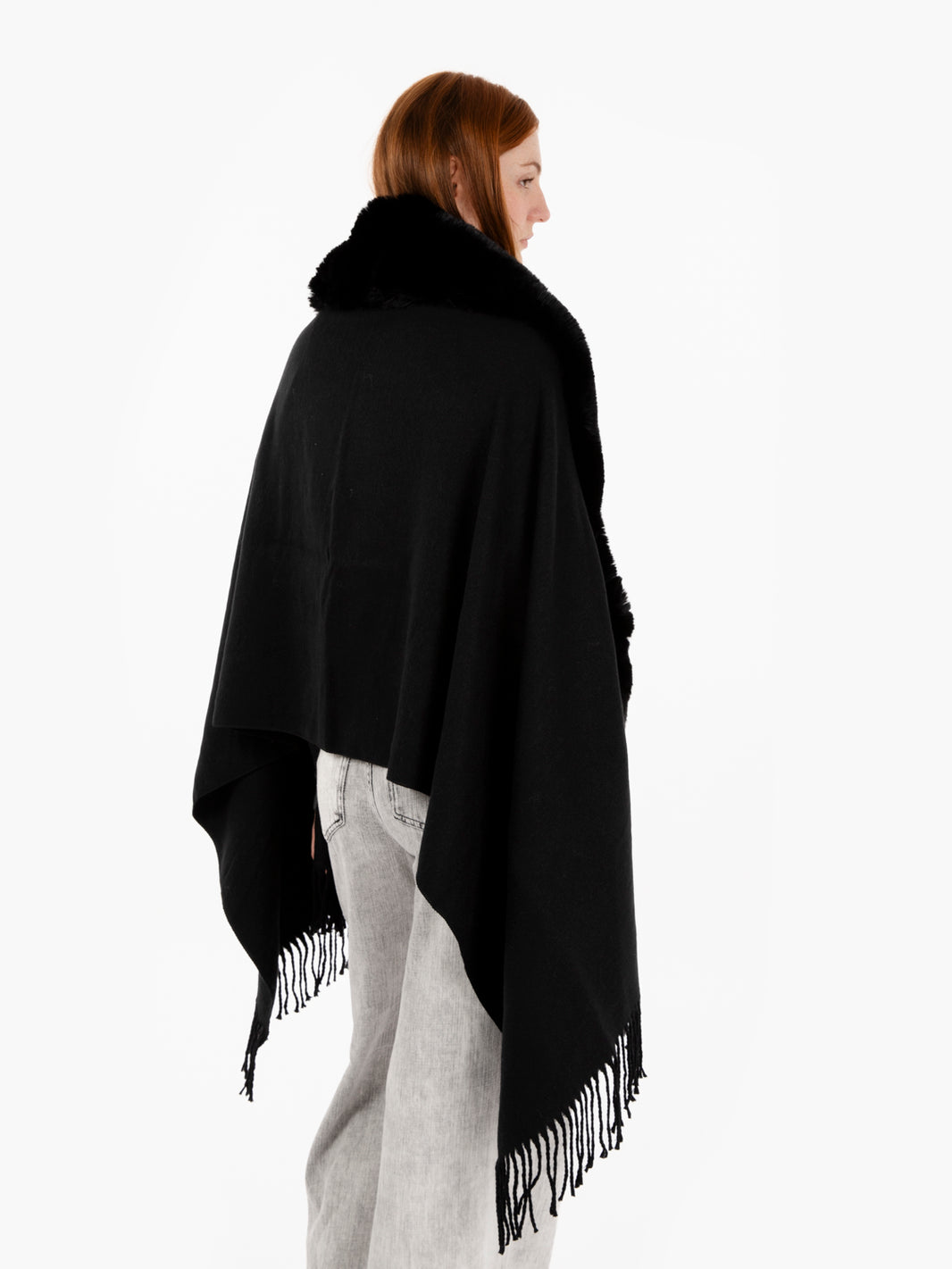 Stole in black fabric and faux fur
