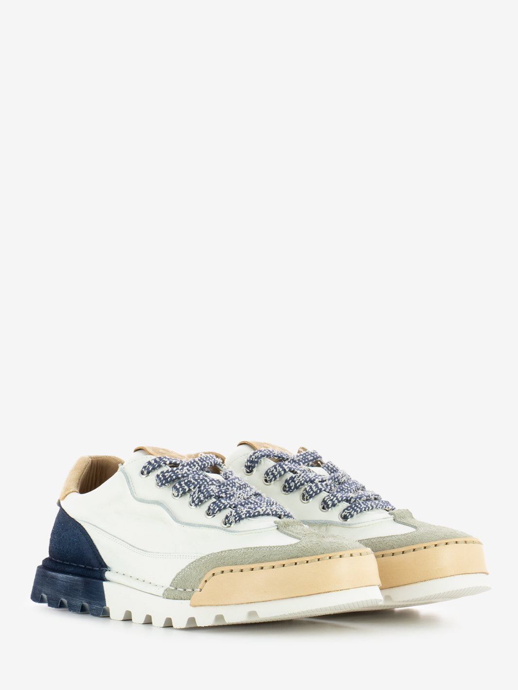 Sneakers in pelle bianco / jeans