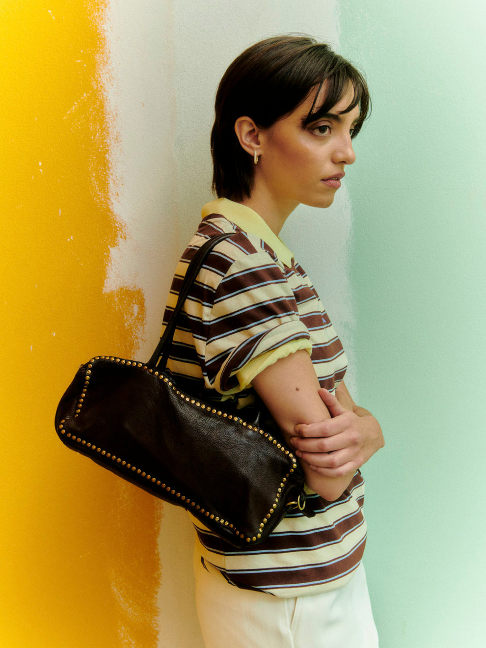 Borsa bauletto Simona in pelle con borchie moro