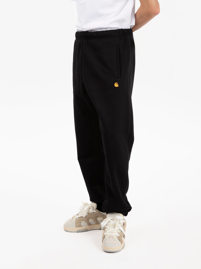 Carhartt WIP - Chase Sweat pant black / gold