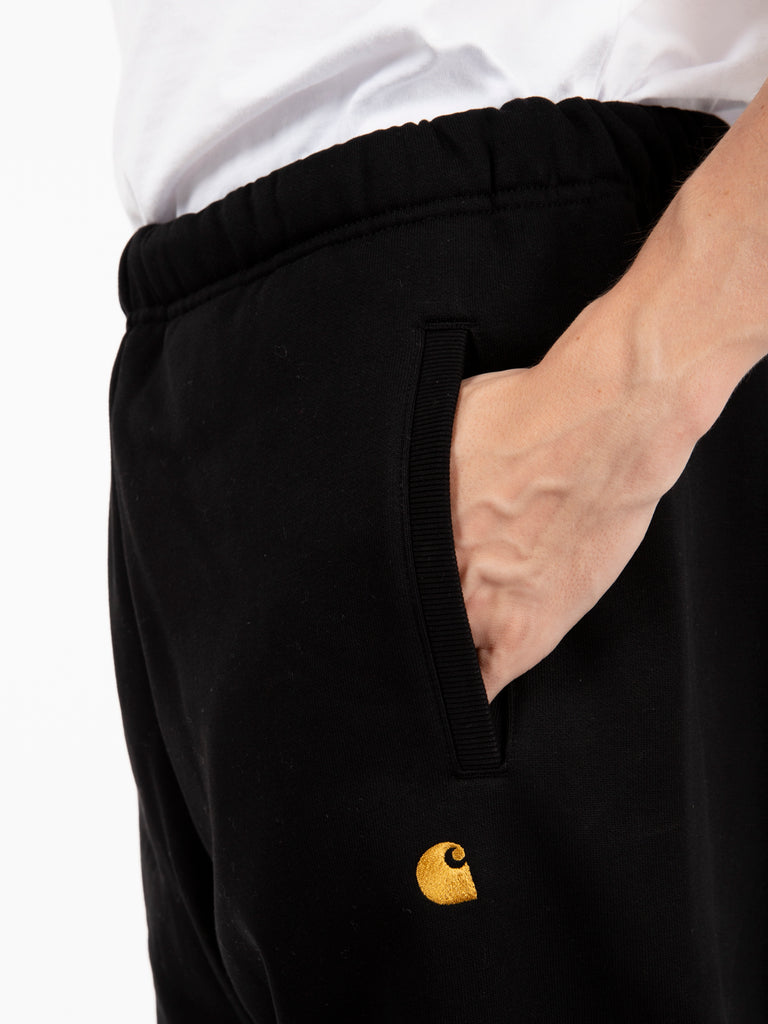 Carhartt WIP - Chase Sweat pant black / gold