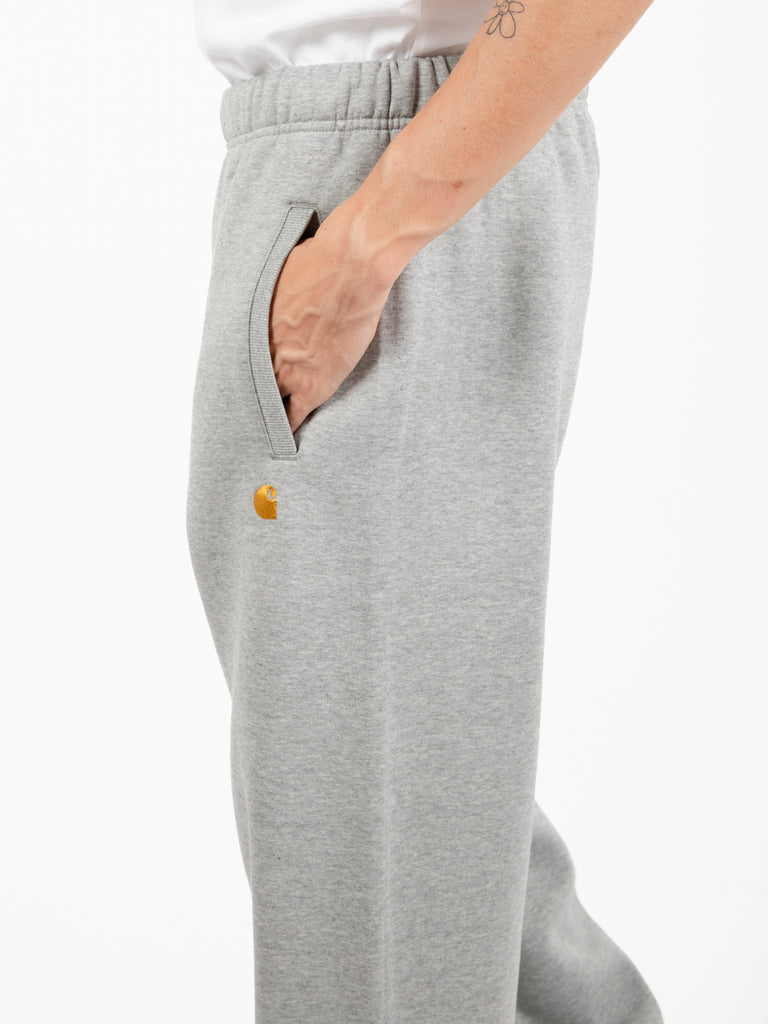 Carhartt WIP - Chase sweatpant grey heather / gold