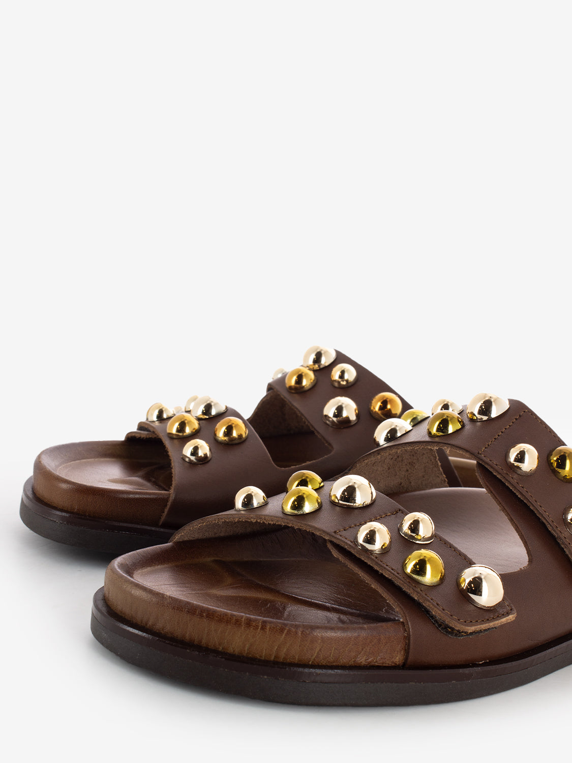 Sandals with brown spheres
