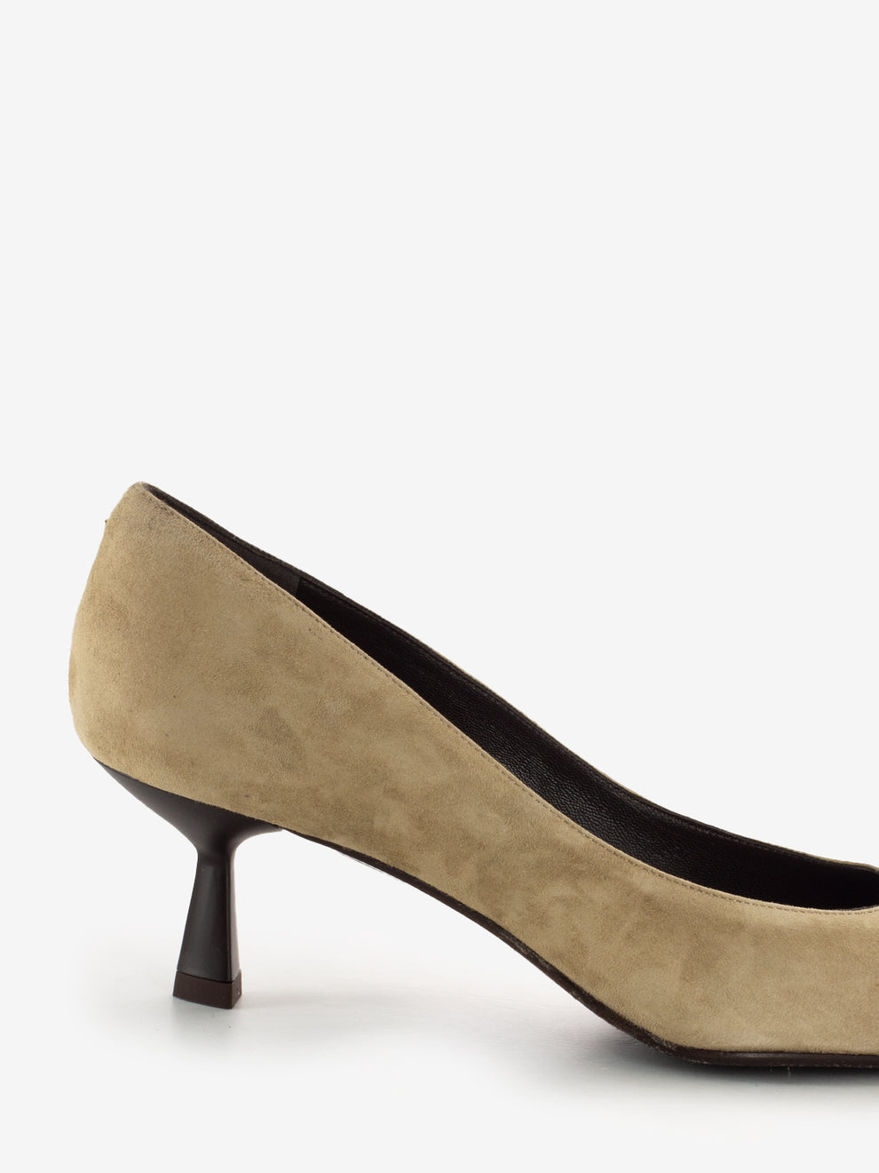 Décolleté in camoscio camel