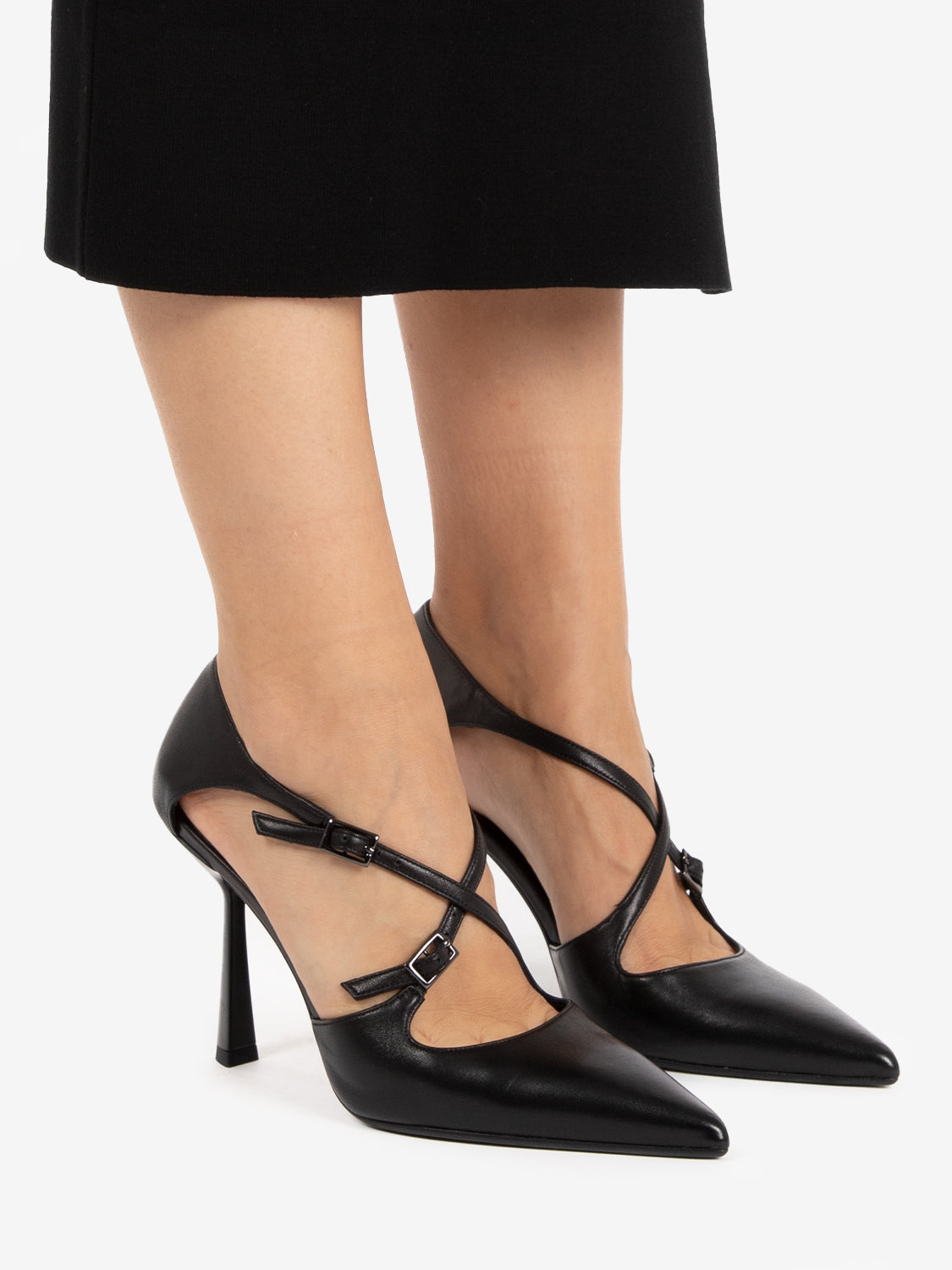 Black leather woven strap décolleté