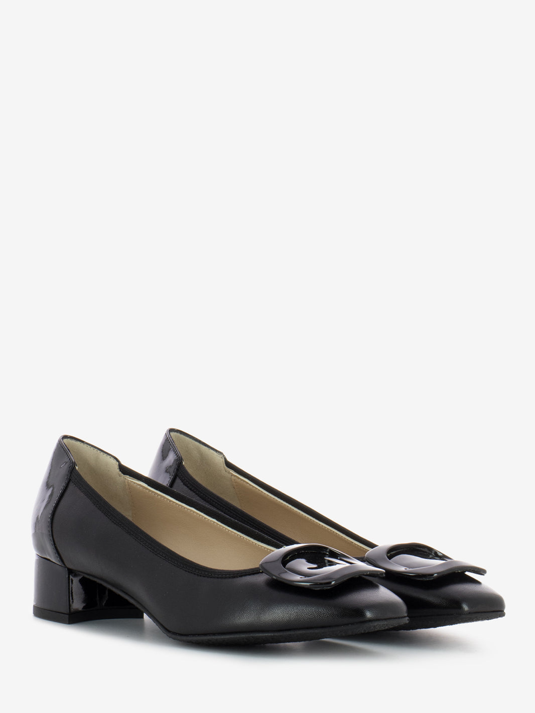Ballerina with heel and black shiny detail