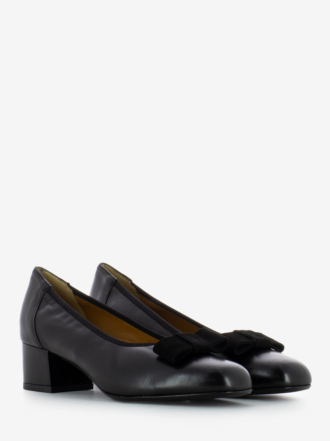 Dècolletè in pelle con fiocco camoscio nero