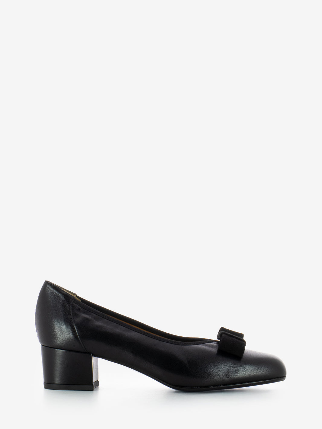 Dècolletè in pelle con fiocco camoscio nero