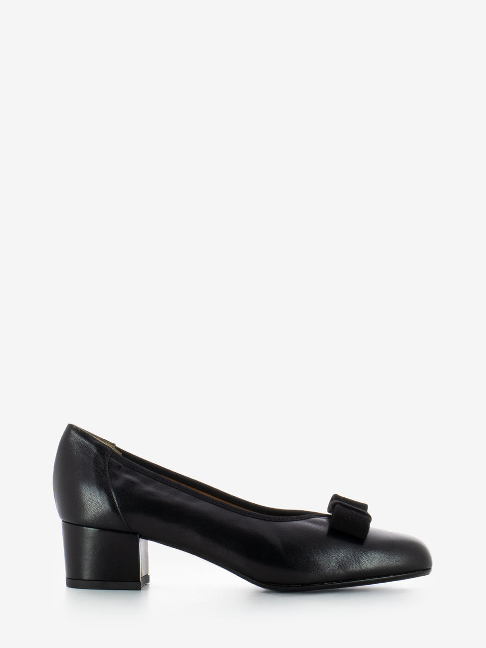 Dècolletè in pelle con fiocco camoscio nero