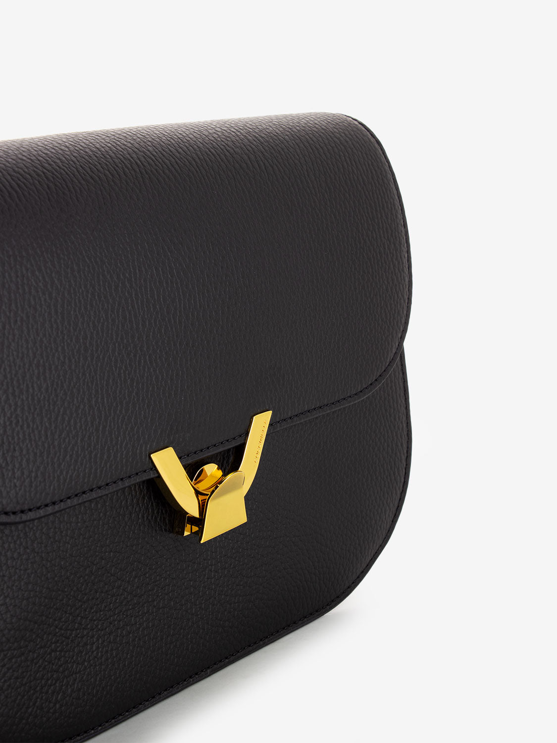 Borsa a tracolla con clip in pelle martellata nera