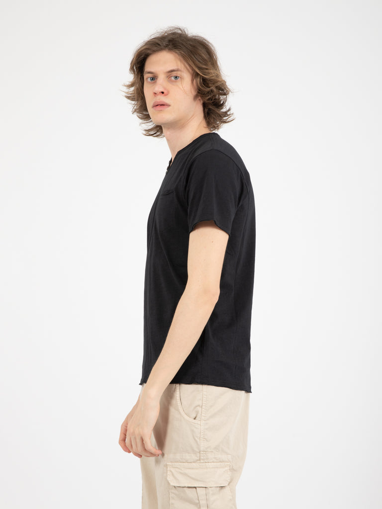 CONSENSO - T-shirt serafino con taschino nera