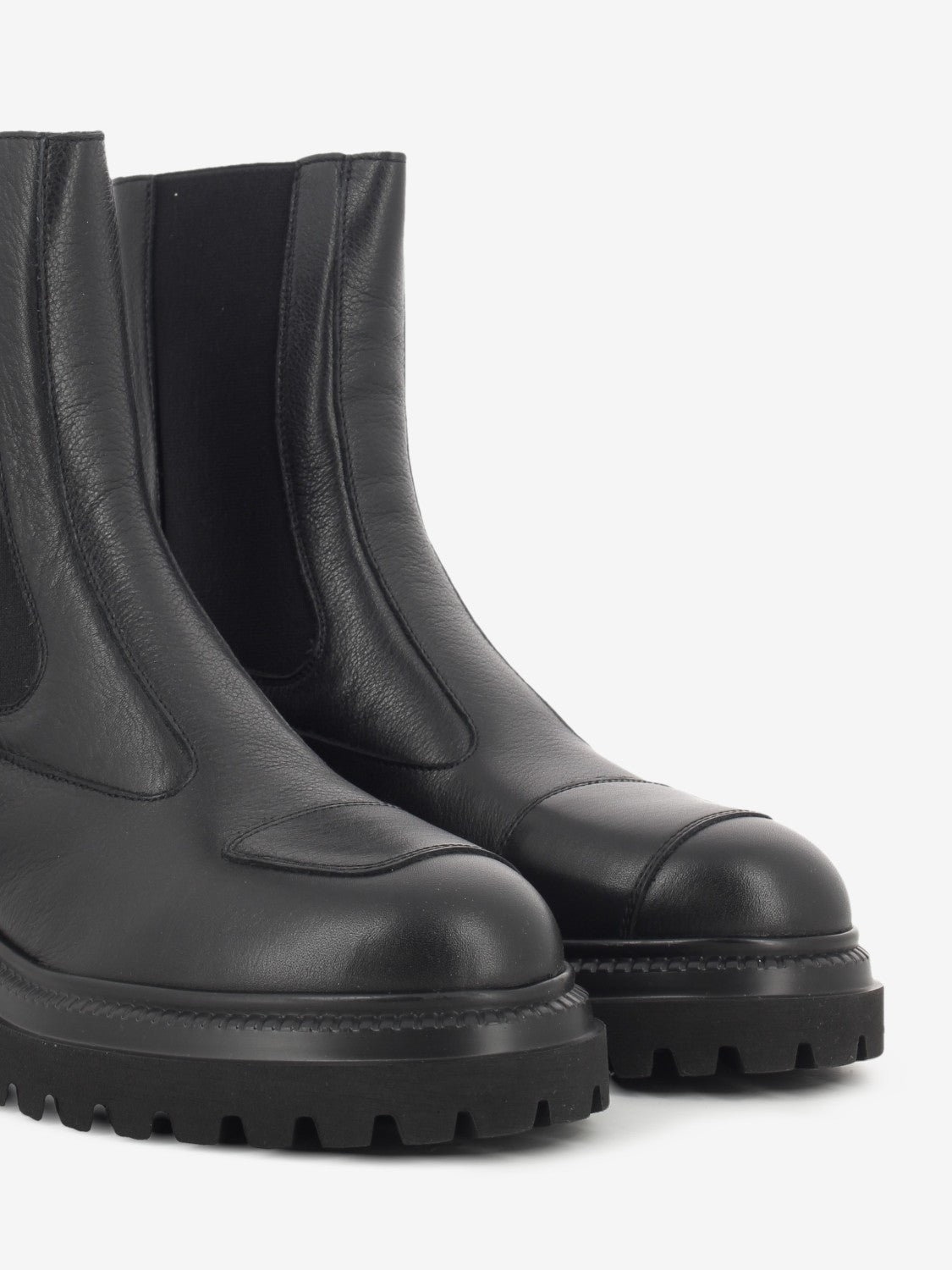 Black leather Chelsea boot