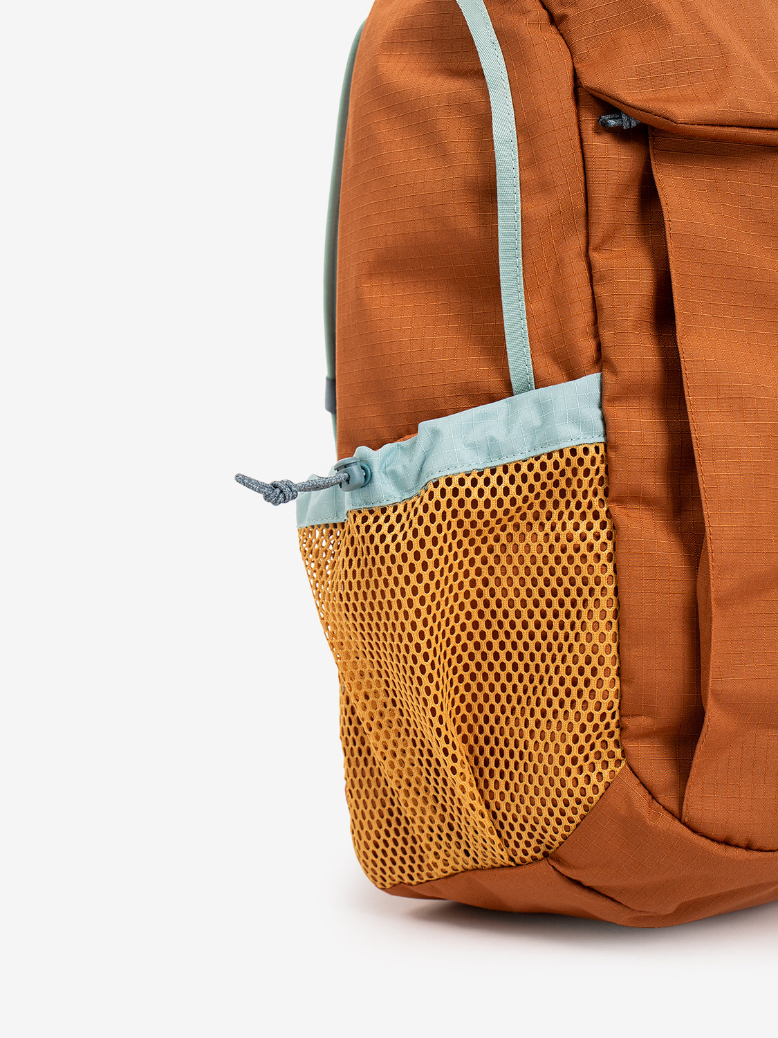 Clase 28L daypack whiskey