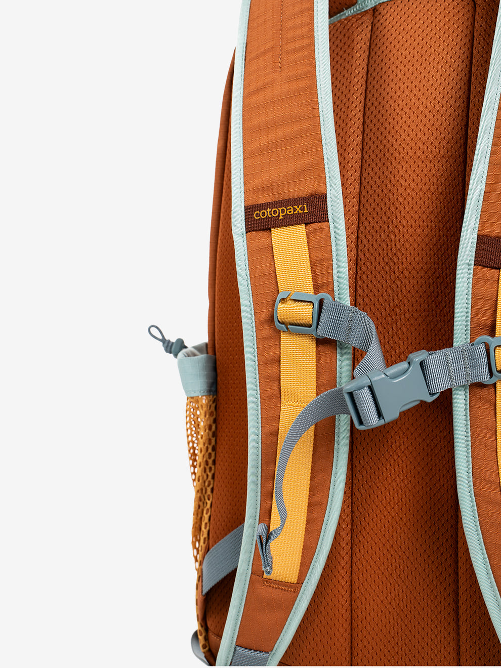 Clase 28L daypack whiskey