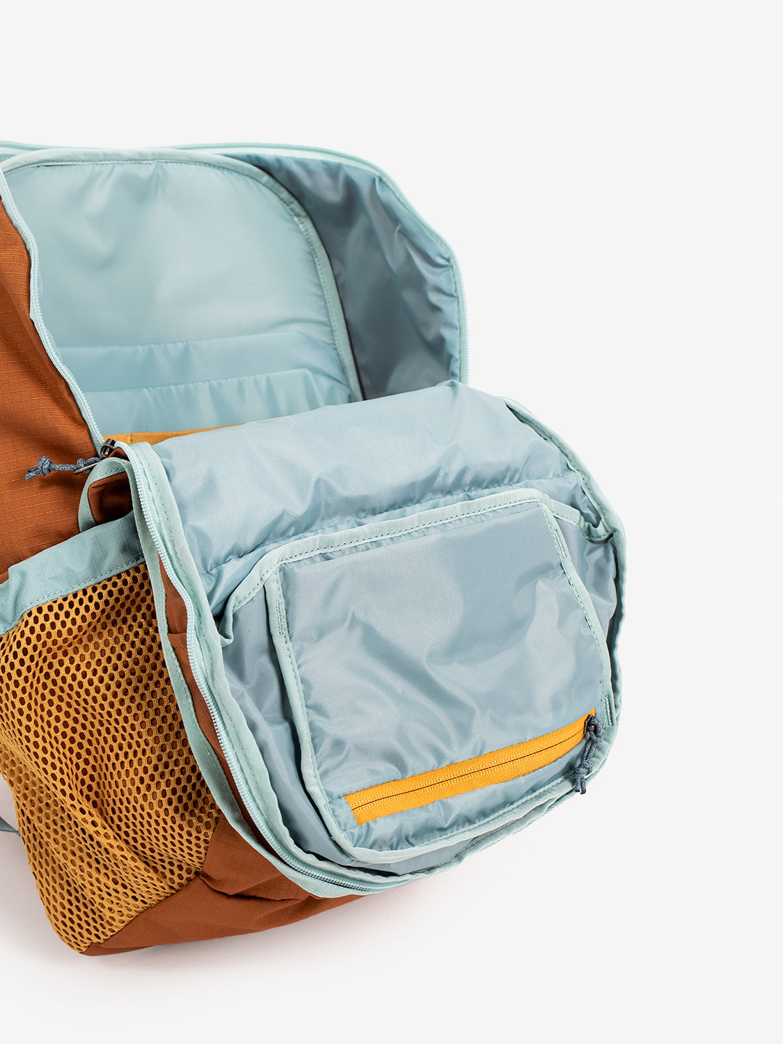Clase 28L daypack whiskey