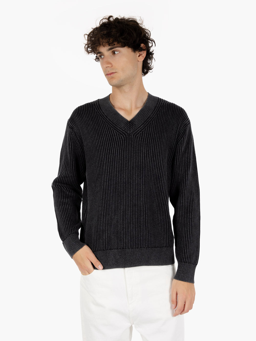 V-Neck wash black