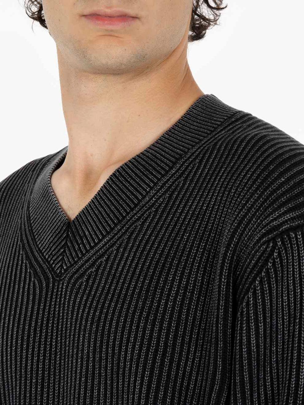 V-Neck wash black