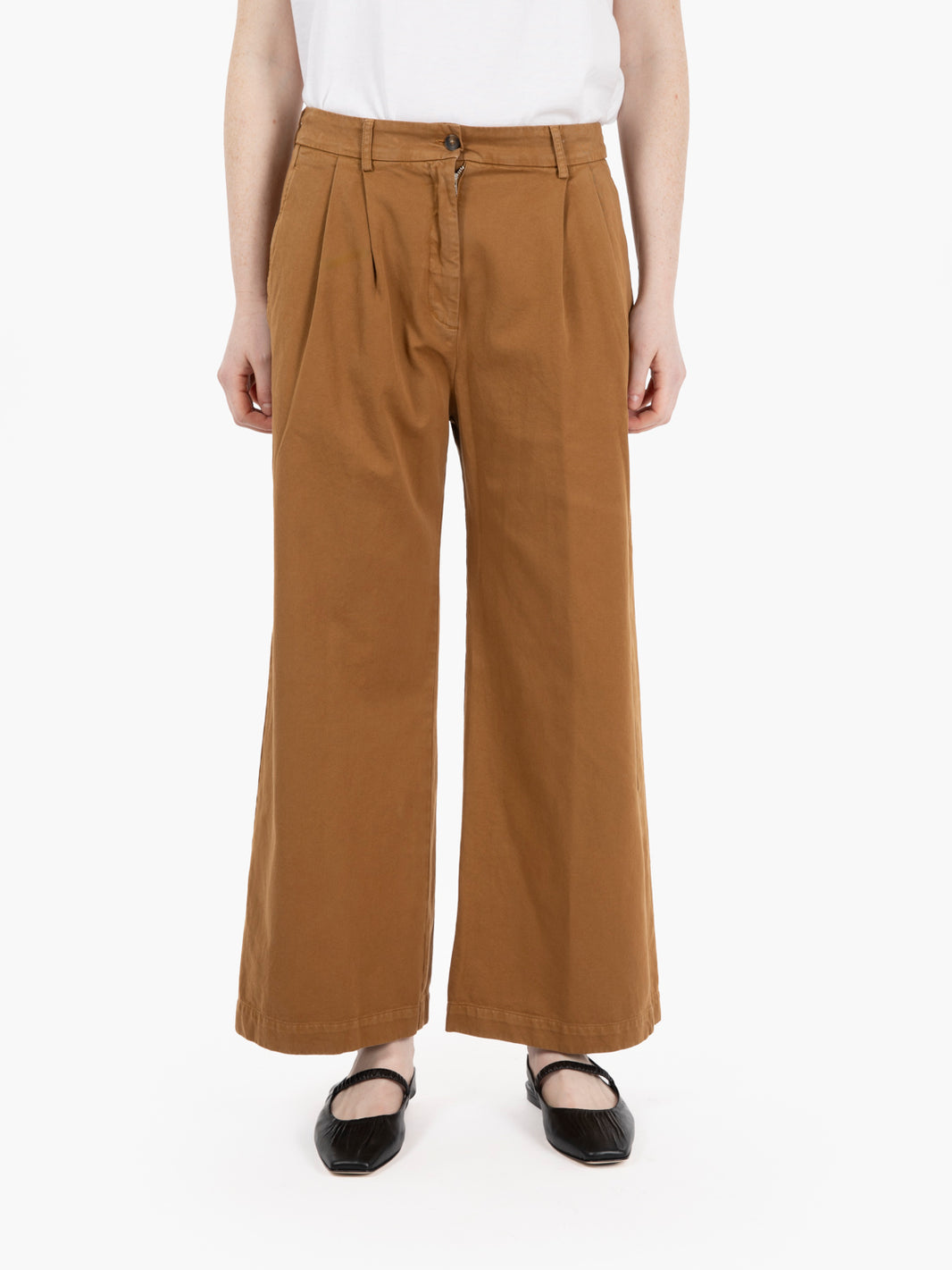 Cotton trousers with caramel pleats