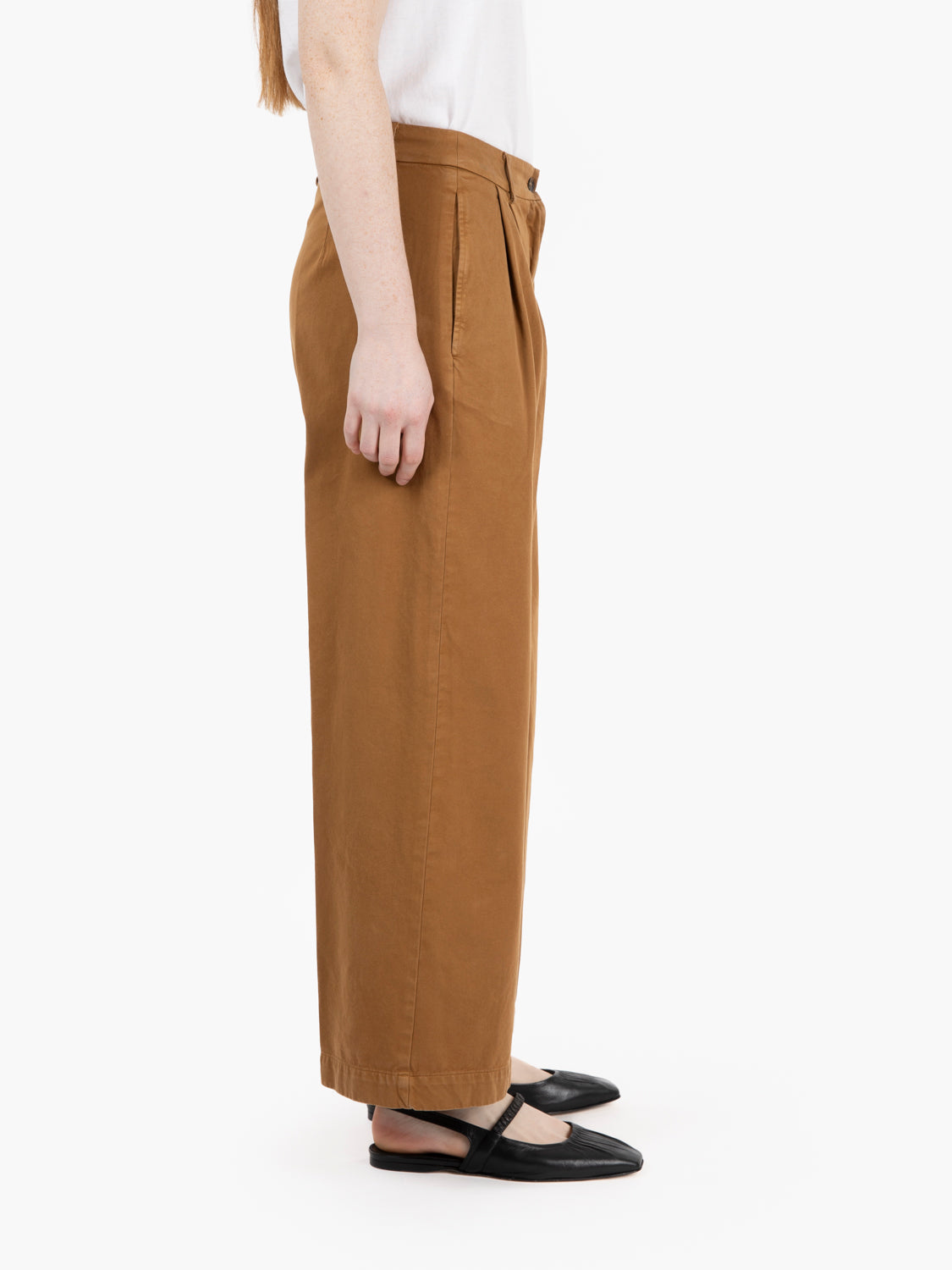 Pantaloni in cotone con pinces caramello