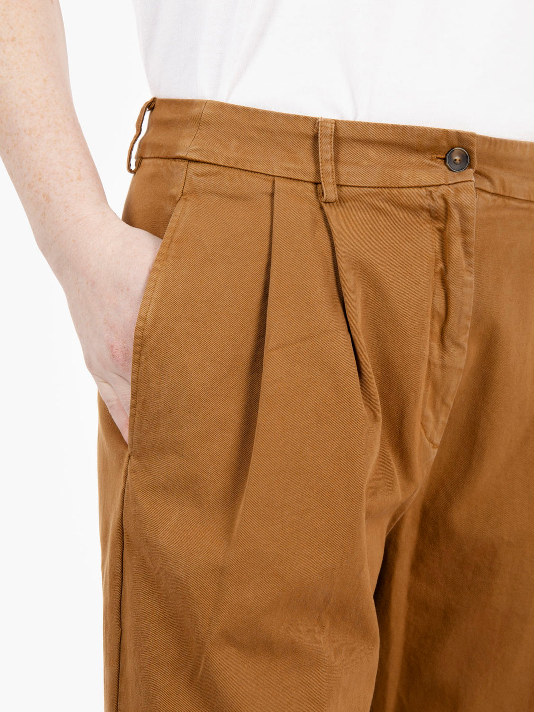 Cotton trousers with caramel pleats