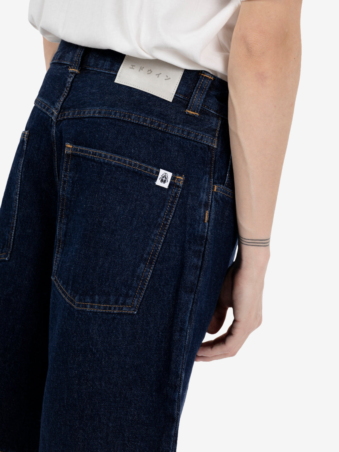 Worker short dark marble wash